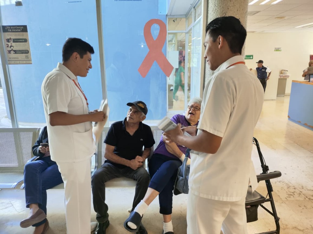 Enfermeros atendiendo a pacientes en hospital