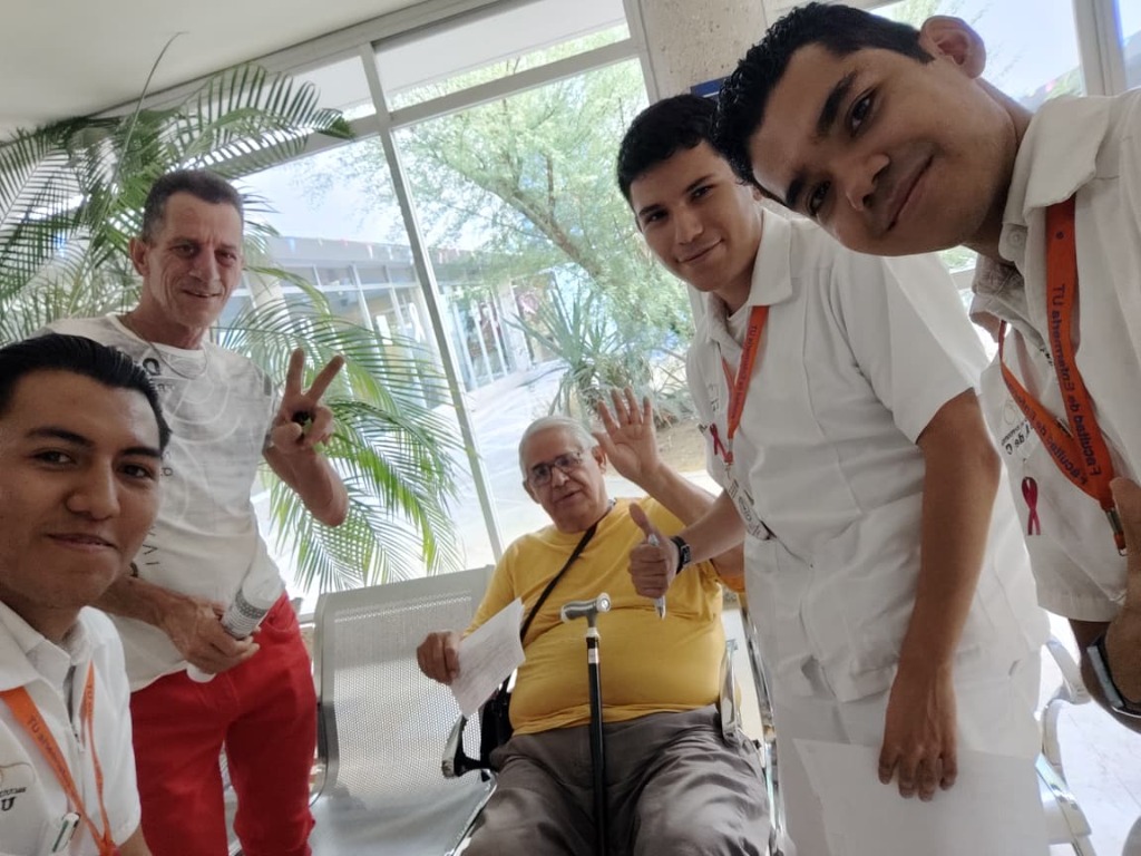 Equipo con adultos mayores en sala de espera