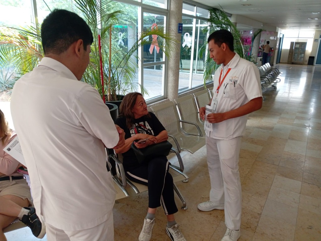 Enfermeros orientando a paciente en hospital