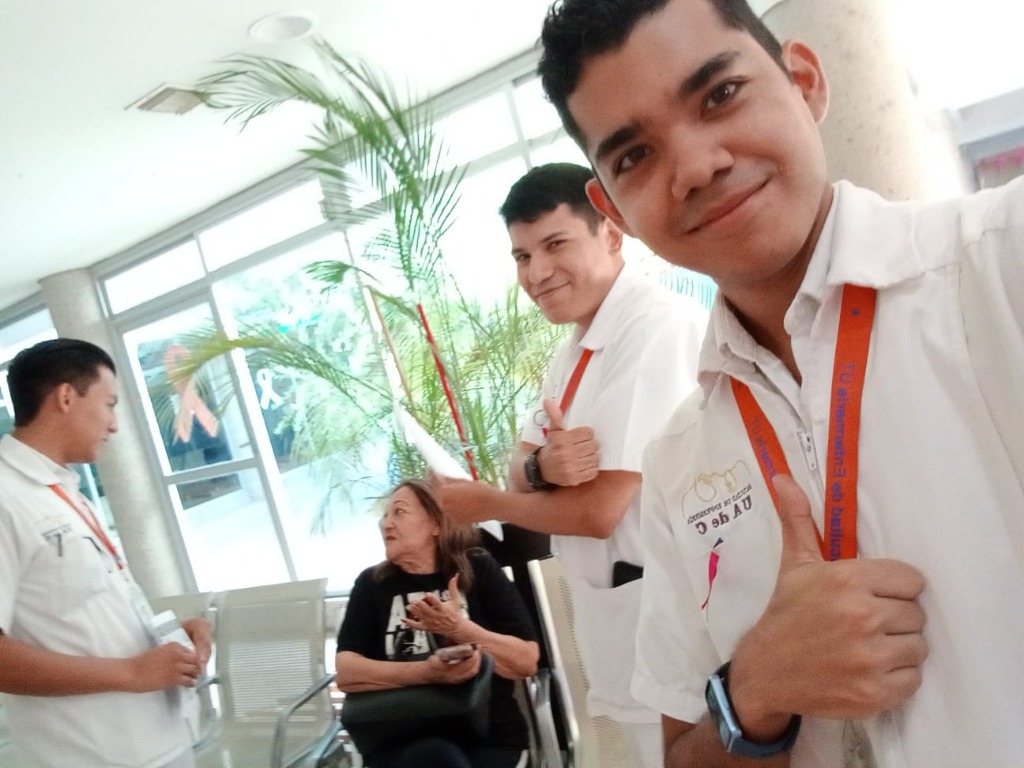 Equipo de enfermería en práctica clínica