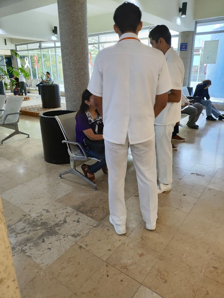 Enfermeros apoyando a paciente en hospital