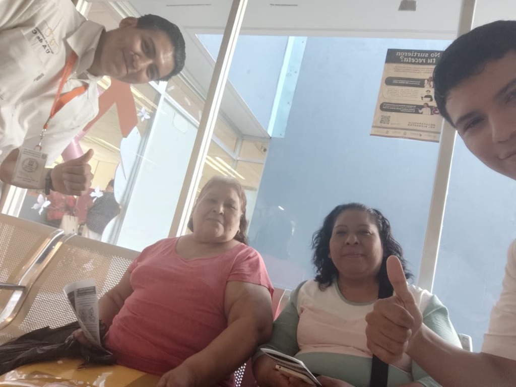 Equipo con pacientes en sala de espera